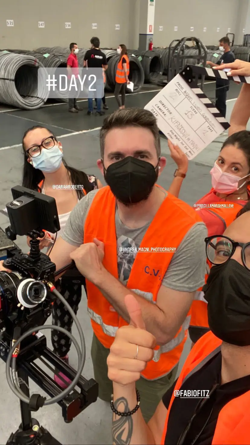 quattro persone su un set video