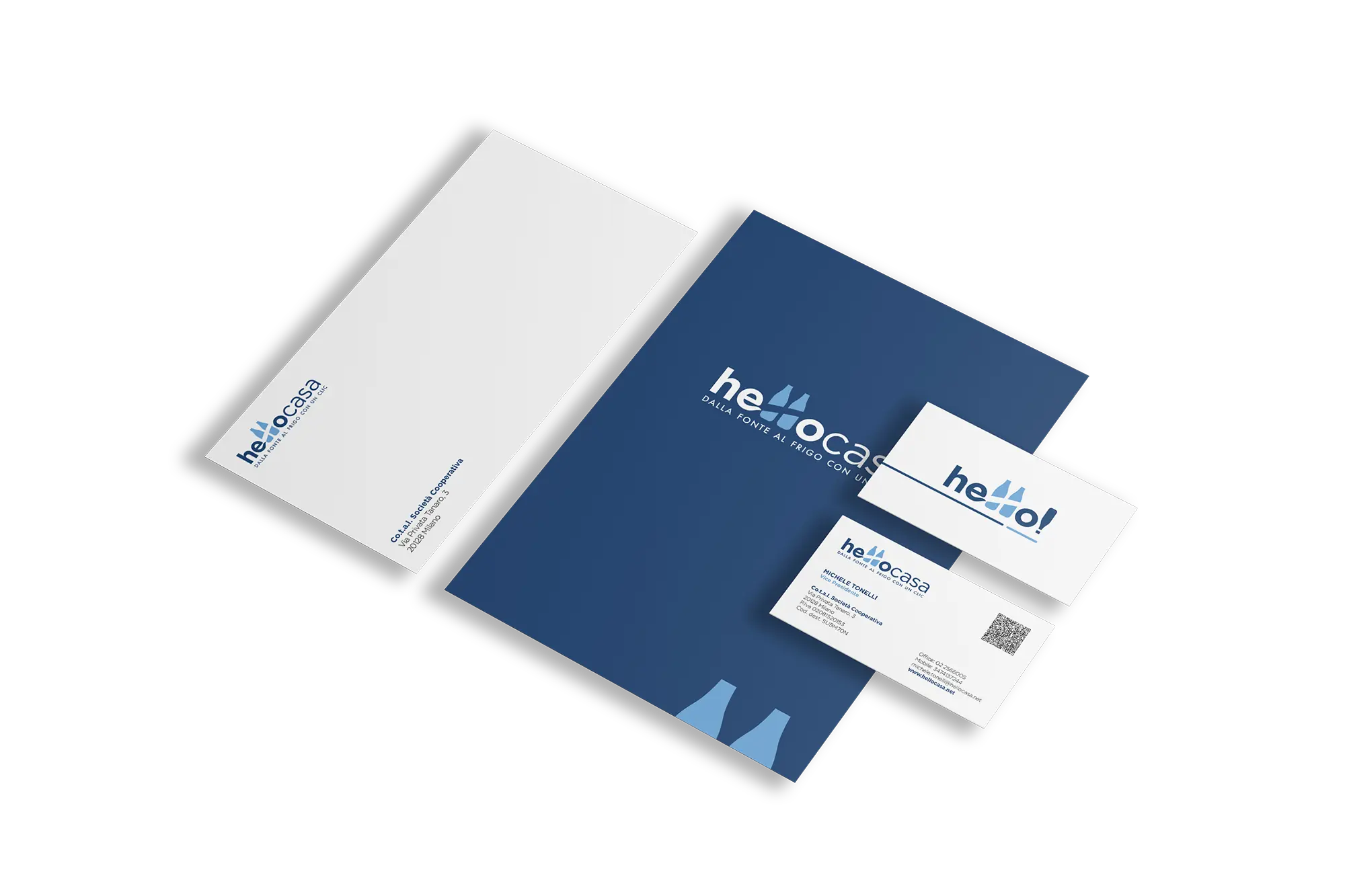 Un set di materiali di branding disposti in diagonale, inclusi un opuscolo con copertina blu scuro, un blocco note e biglietti da visita con un logo.