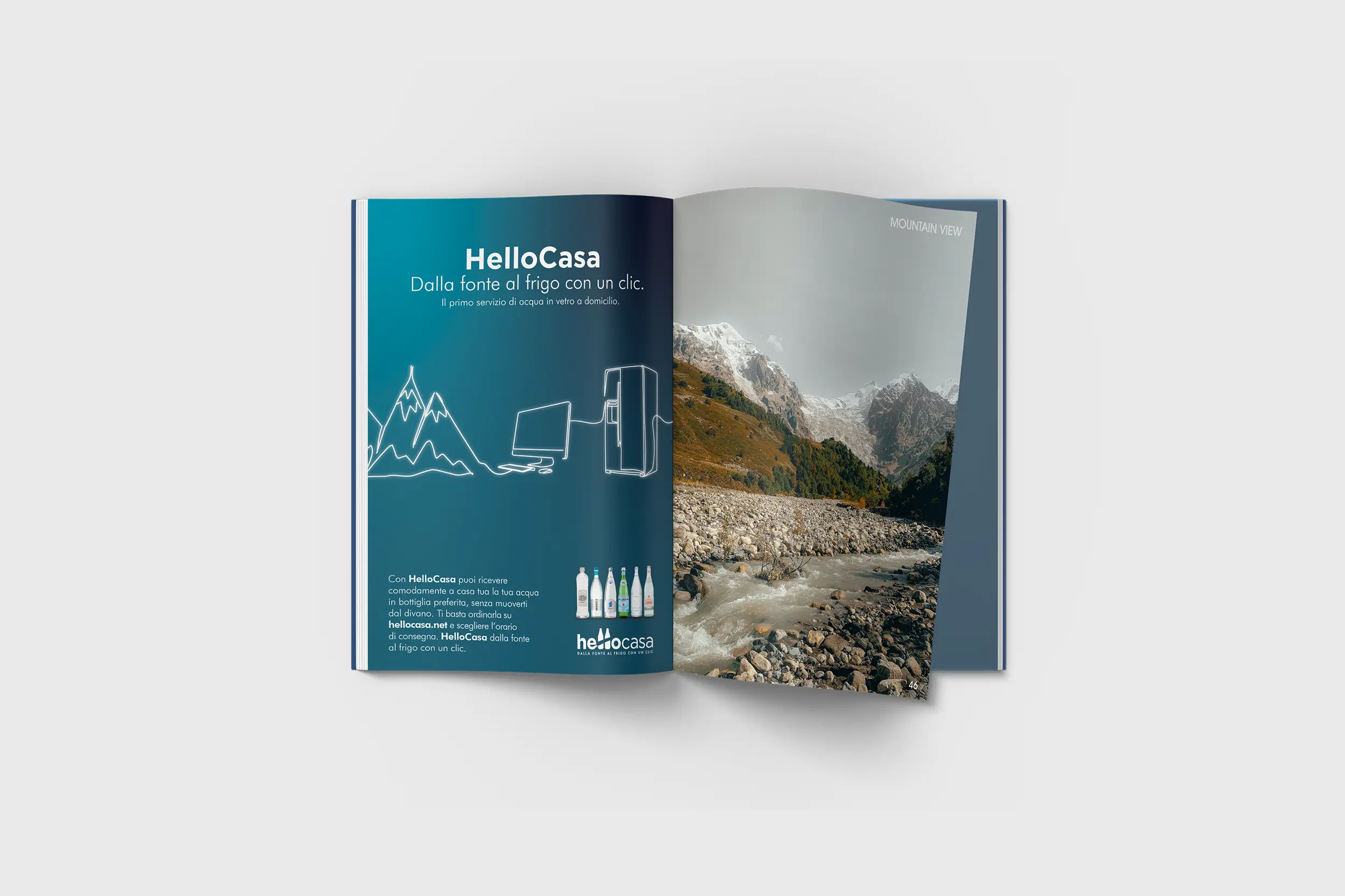 Una brochure aperto con pagina blu petrolio che mostra immagini di paesaggi e architetture, su uno sfondo bianco.
