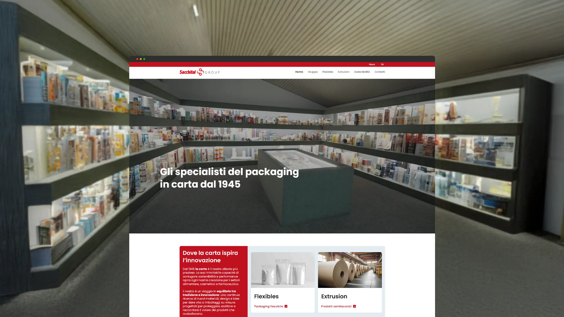 Homepage del sito Sacchital Group con slogan “Gli specialisti del packaging in carta dal 1945”, sovrapposta a una sala espositiva con scaffali pieni di confezioni in carta.